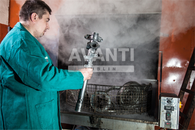 Części stałe maglownicy zostają umyte suchą parą